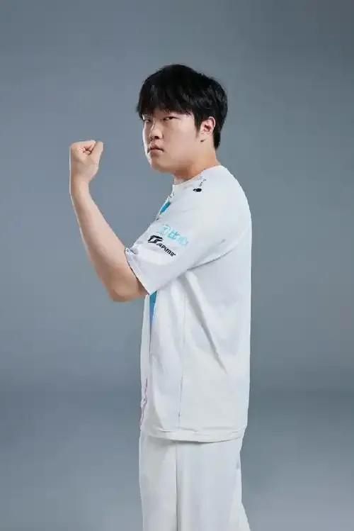 开云下载-Rookie连续十五场比赛得分超过锐不可当，公牛不断突破！观众掌声雷动的简单介绍